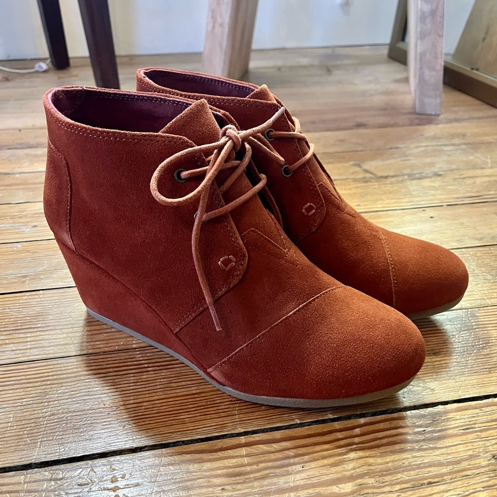 Toms Desert Wedge in cognac suede